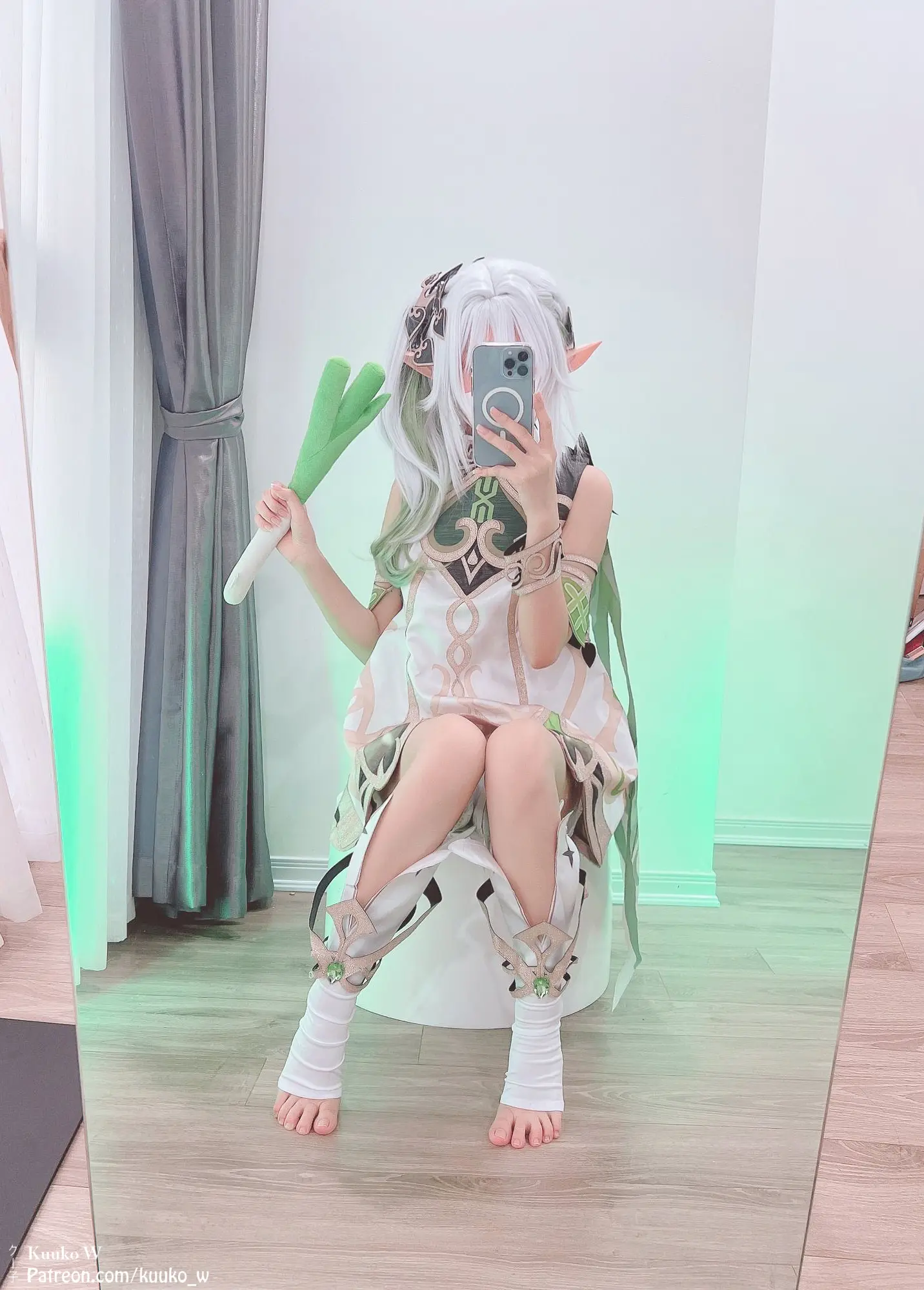 Kuuko W Nahida cosplay selfie