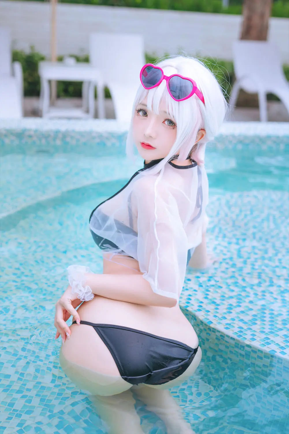 Elegant pose of Rinaijiao in Sirius outfit