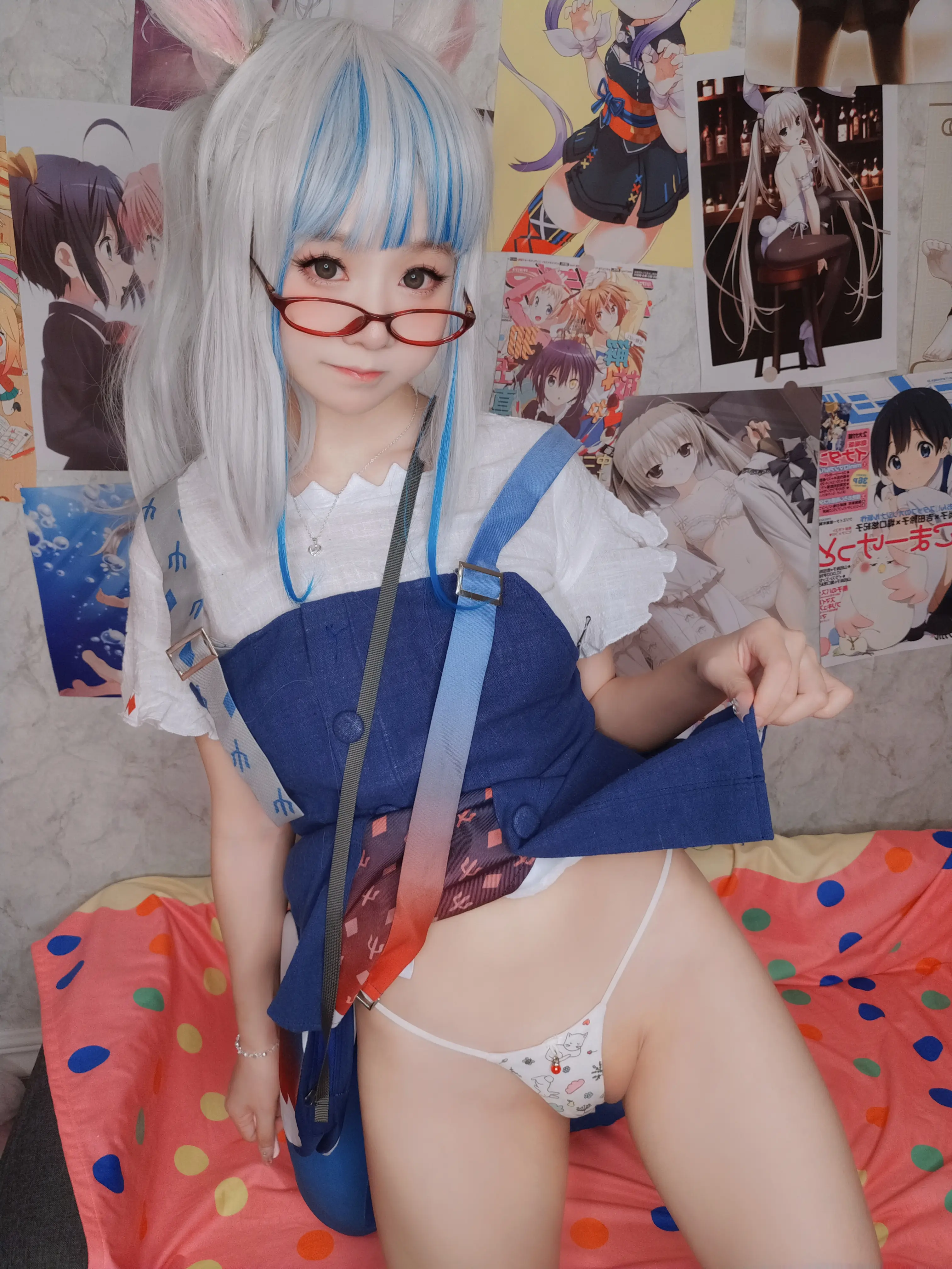 YaoYaoQwQ in Gawr Gura shark hoodie cosplay